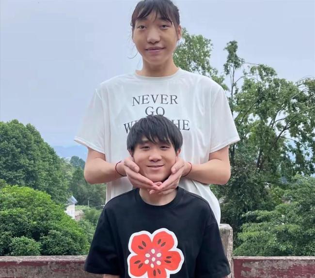 身高2米2网红小玥去世年仅26岁 留下男友与幼子