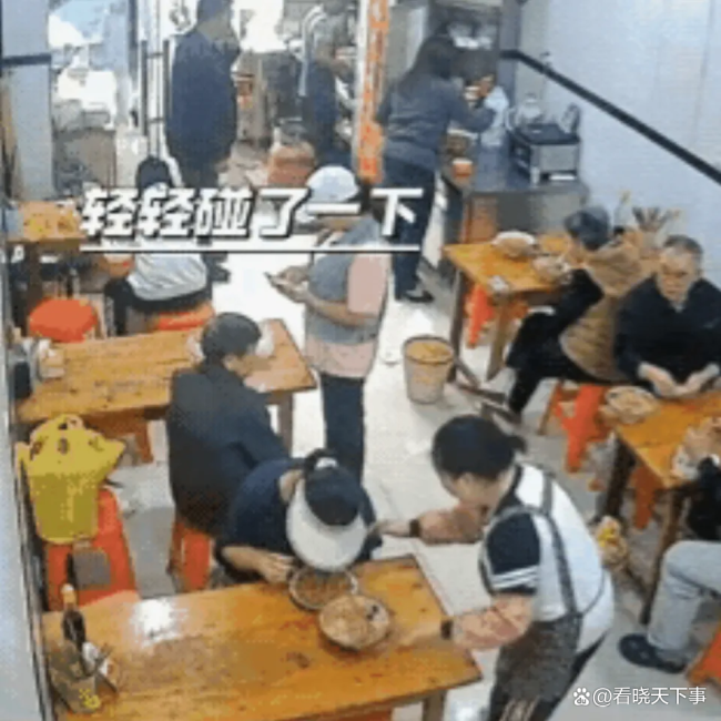老板轻拍顾客提醒上菜 顾客摔盘离开 情绪失控引争议