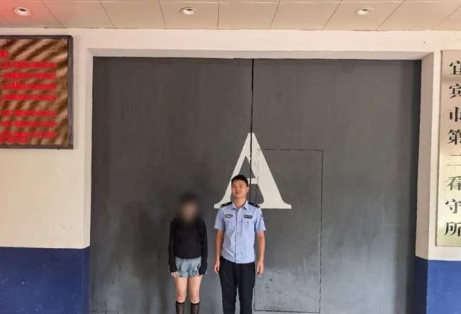 挪车蹭了黑色奔驰被4人围要14800，别慌着扫码，先报警定损，私转高价多半是敲诈