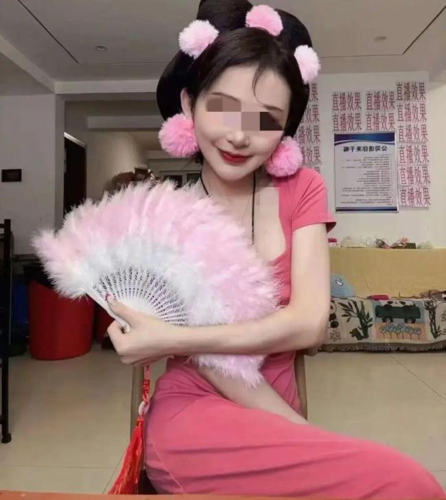 吃播女网红去世前多次展示手背上的针眼 暴食症下的悲剧