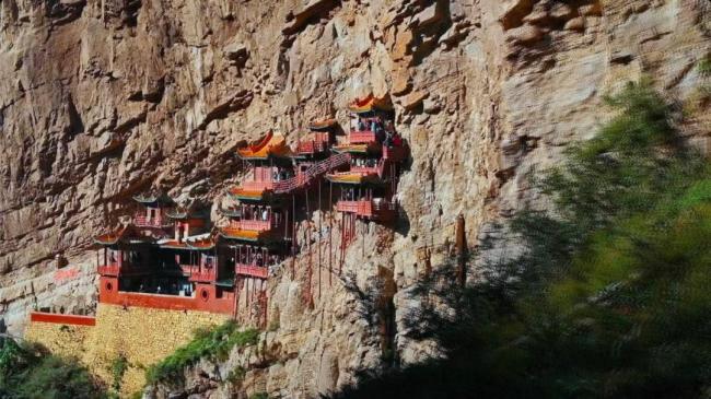 男子在悬空寺做引体向上 警方已立案 文物安全引担忧