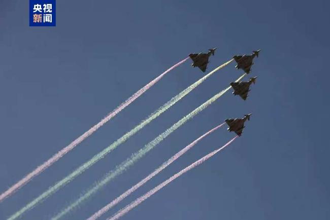 西班牙马德里举行国庆节阅兵仪式 国王与首相出席庆典