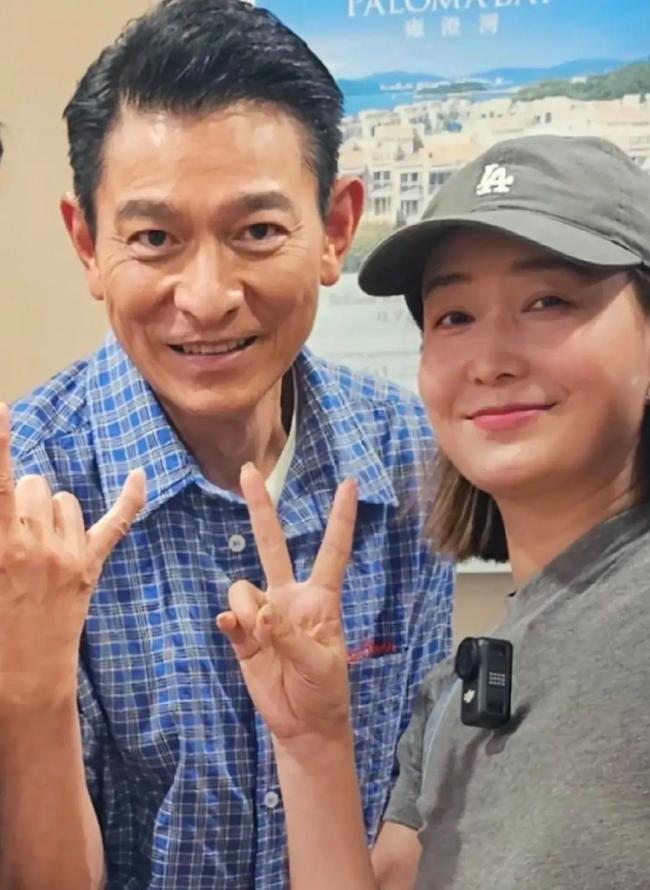 刘德华新片开机仪式现场遛龟 状态惊艳众人