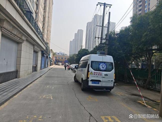 衣衫不整男孩母亲有轻度抑郁 救助难题引热议