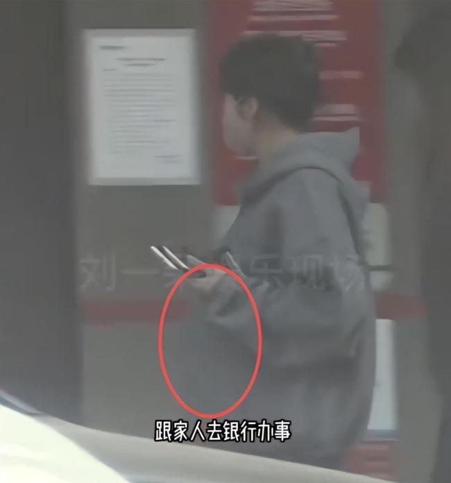 张佳宁挺孕肚出门办事 街拍图引猜测不断