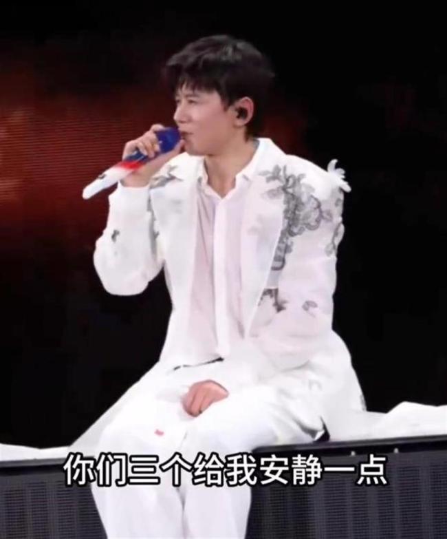 张杰演唱会喊话女儿们安静一点 父爱满满温馨互动