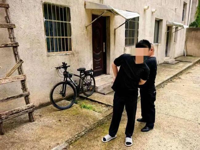 男子深信最危险地方最安全住受害人家 盗窃后熟睡被擒