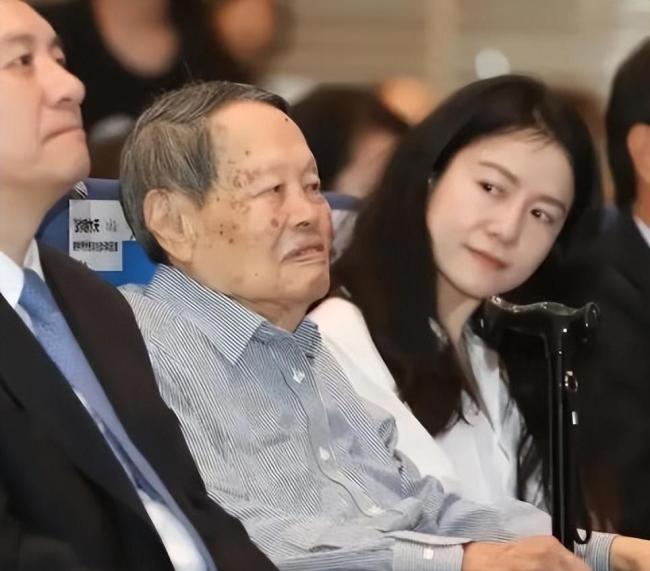 出版人谈与杨振宁20余年交往 深情与克制间的回忆