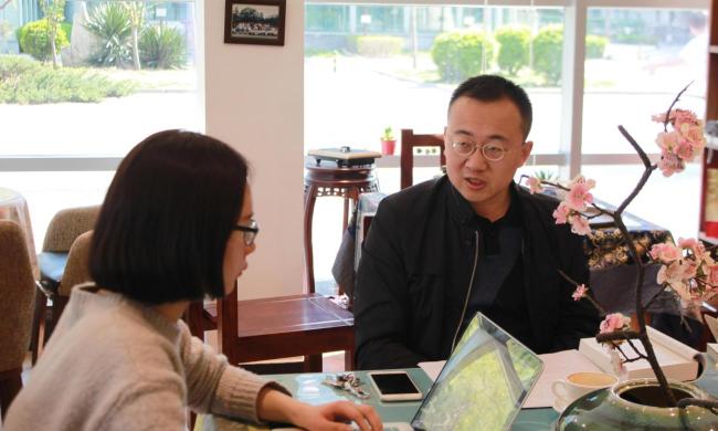 父母欠薪345万捧出的爱豆令人烧心 割裂感引发热议
