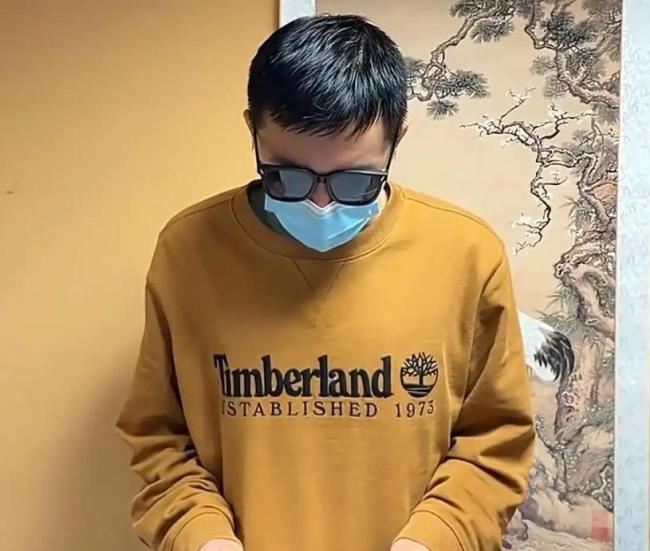 中国留学生上课身披旭日旗 校方调查 行为引发广泛谴责