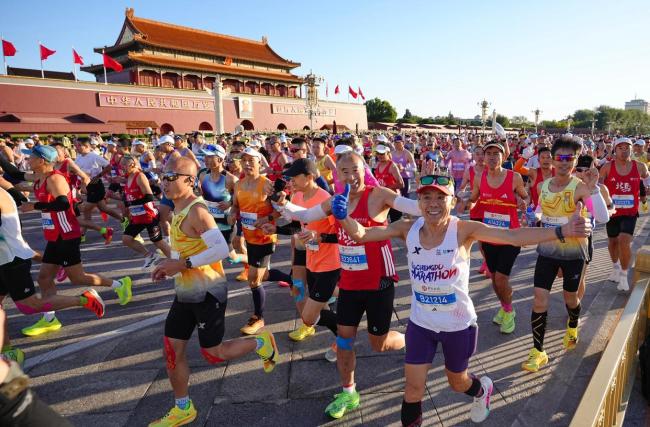 北京马拉松开跑时刻 32000名跑者出发