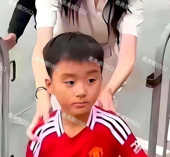 奚梦瑶曾在维密走秀中摔倒 从超模到豪门儿媳的转变