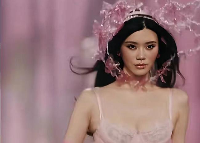 奚梦瑶维秘奚妃回宫 王者归位气场全开