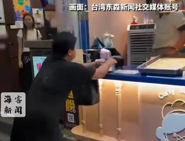 台湾58岁老人购物插队被店员追打 情绪失控背后
