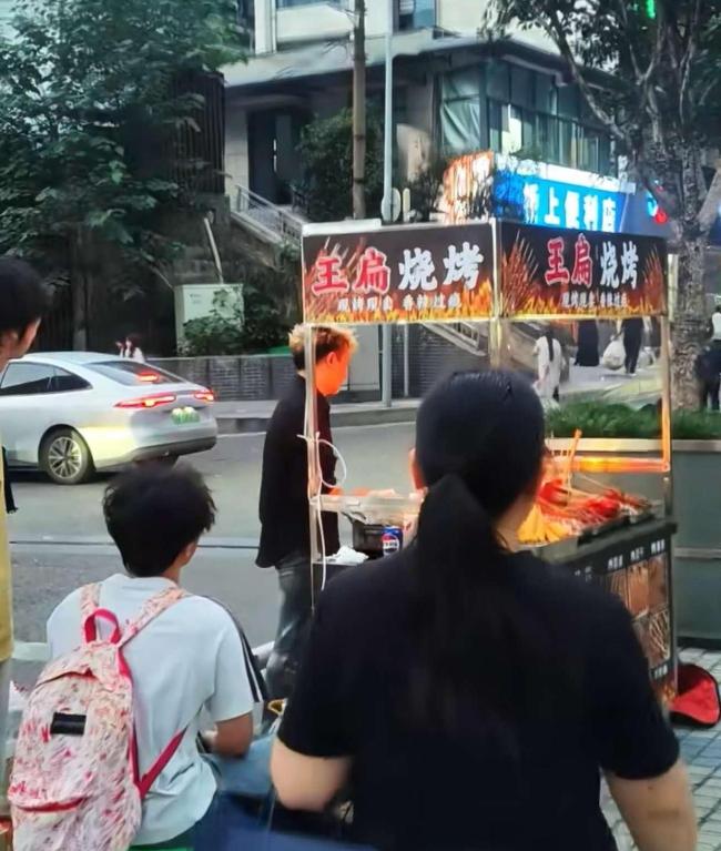网红王扁摆摊被打 目击者回应 现场血迹斑斑