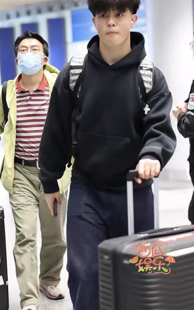 胡可在机场接两个儿子回国 兄弟俩反差萌引发热议