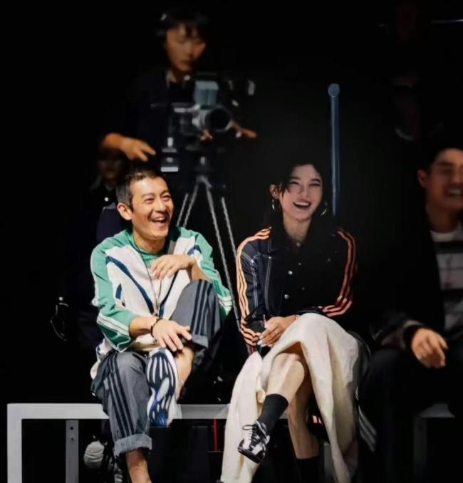 吴艳妮陈冠希同框引热议！两人出席品牌大秀相邻而坐，互动自然 跨圈层交流展现真实自我