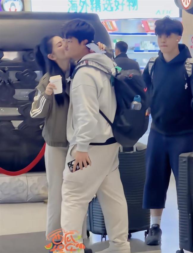 胡可在机场接两个儿子回国 兄弟俩反差萌引发热议