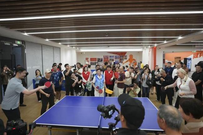 国际乒联主席与帕金森球友交流切磋 乒乓康复的力量