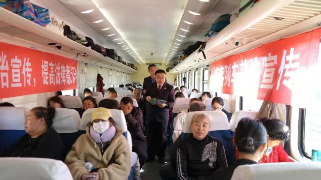 12306回应Z114次列车开售即售罄 候鸟老人南下热潮