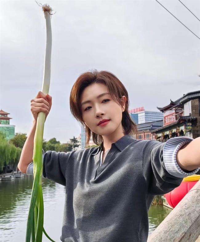 山东女子在葱田庐拿大葱的相片火了 万茜收到格外“碰头礼”