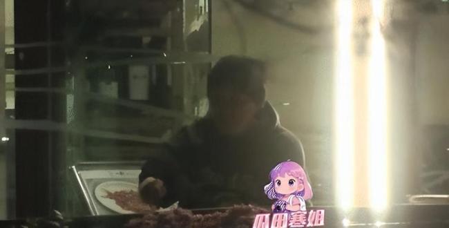 张卫健张茜吸烟被拍，烟头丢花盆，17年戒烟承诺成空话 公众形象受损引热议