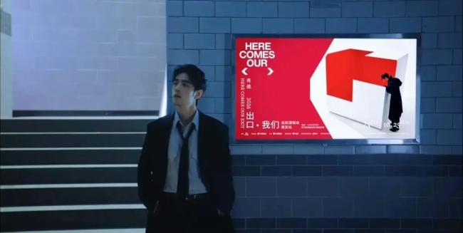 肖战演唱会花篮 巧思话筒造型引热议