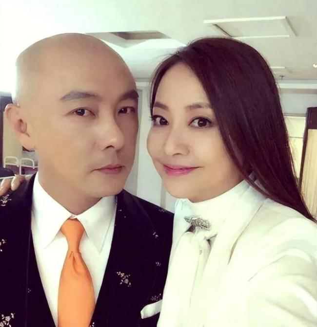 张卫健夫妻店外吸烟引争议 烟头处理惹议