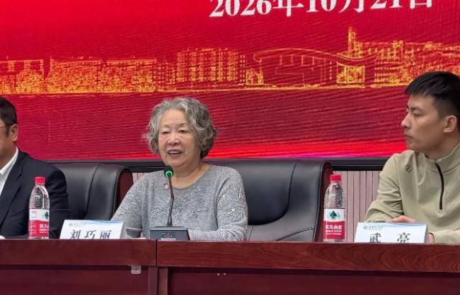 武亮陪张雪峰母亲赴高校送助学金 传承爱心与承诺
