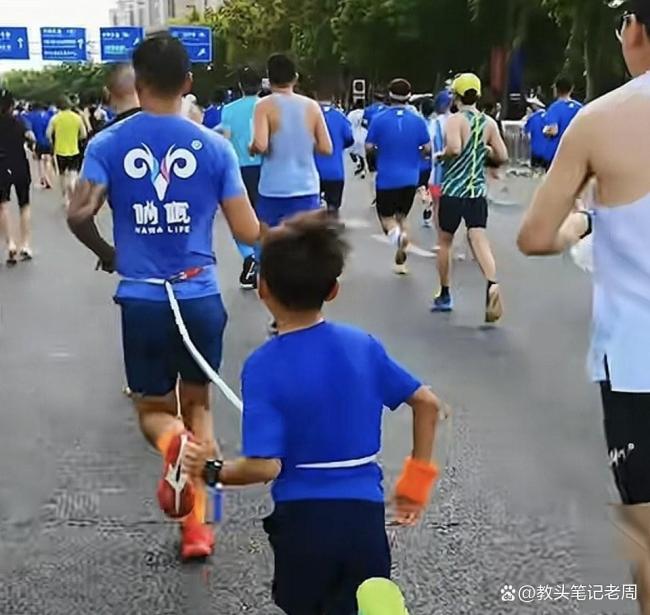 男子栓绳子牵拉9岁儿子跑马拉松 违规行为引争议
