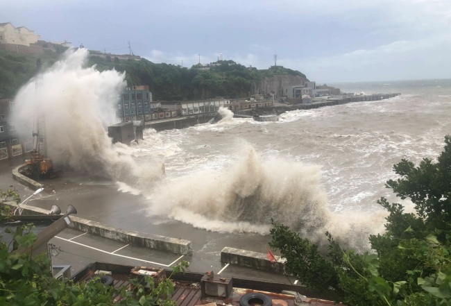 秋台风为何常常走“转弯路径” 冷空气与副高博弈结果