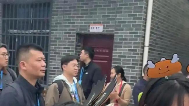 张雪从挑战现场厕所出来后被人围观