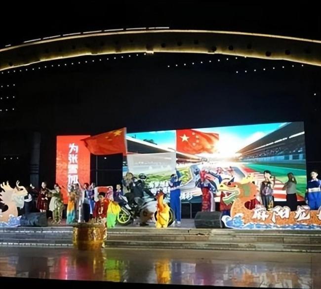 张雪把县委书记丢河里了 家乡全力支持挑战