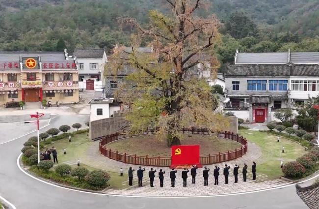 新一届河南省委常委班子到小山村开会