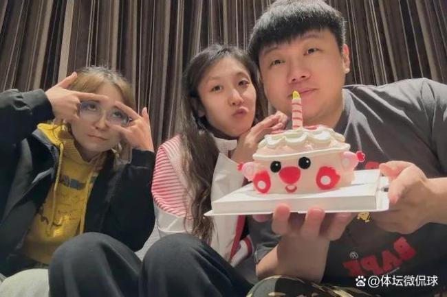 天津女排队员与德云社相声演员订婚 文体联姻获祝福