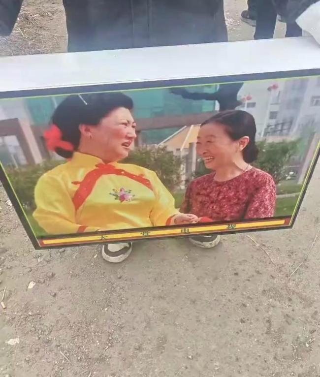 祭祀用品上印有已故演员 网友谴责 涉嫌侵权与违背公序良俗