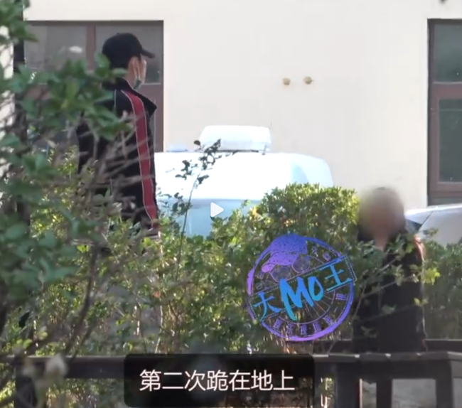 “张铭恩女友下跪”热搜第一,演员张铭恩发文:女友没有下跪是在撒娇耍赖,起因是我给她拍的照片太丑了,就违规停车道歉