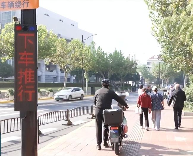 在上海人行道骑车违章22次罚1100元 共享单车骑行者诉委屈