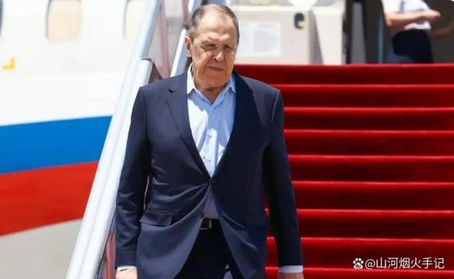 绕过不友好国家 俄外长穿休闲装抵美 漫长飞行的政治隐喻