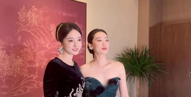 杨幂张小斐合影互推抢后排 真友情不争C位