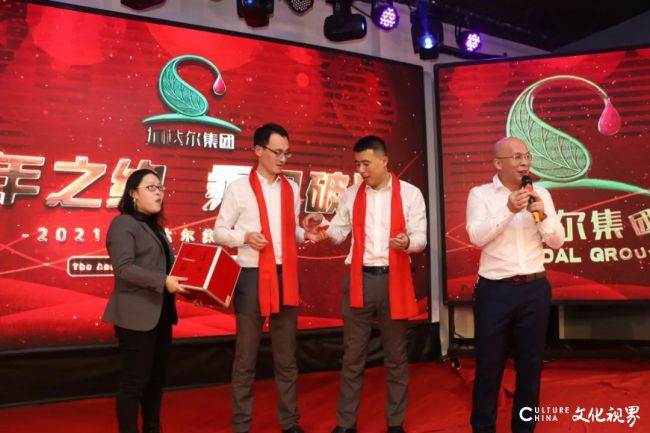 加达尔集团董事长赵爽亲情献唱,一首《兄弟抱一下》唱出赵总的感恩之