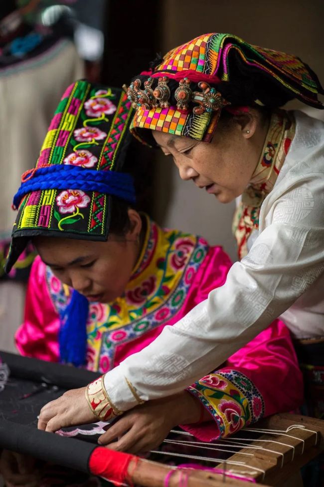 曾被华春莹点赞，藏羌织绣传承人杨华珍将在九寨·鲁能胜地开工作室
