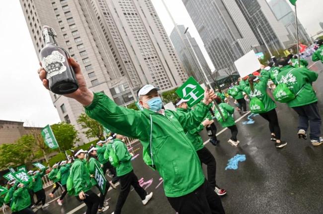 2021青岛国际马拉松鸣枪开跑，青啤人以青春和激情扮靓“中国最美赛道”