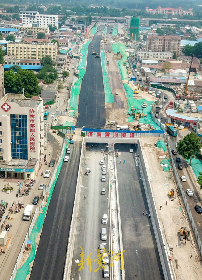 济南黄河隧道南端开铺沥青大道