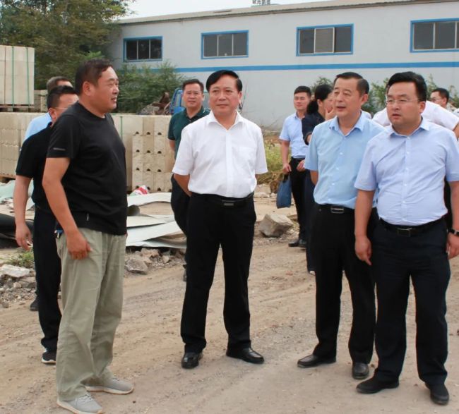 管委会副主任韩耀辉,区党工委委员邓兴,区党工委委员张忠良陪同活动