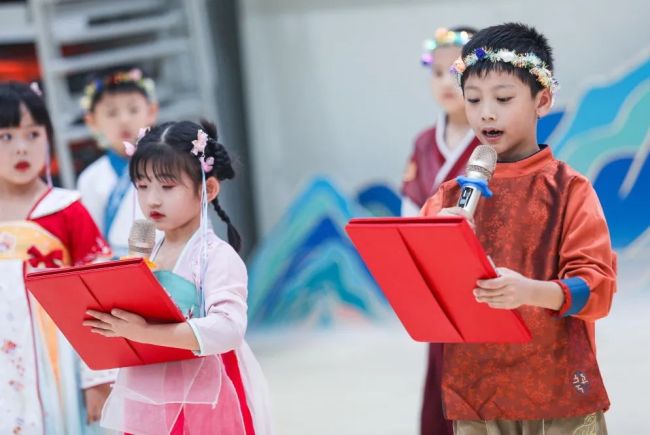 中英文诵诗、歌唱舞蹈……济南托马斯学校一年级新生站上“中秋诵诗会”舞台