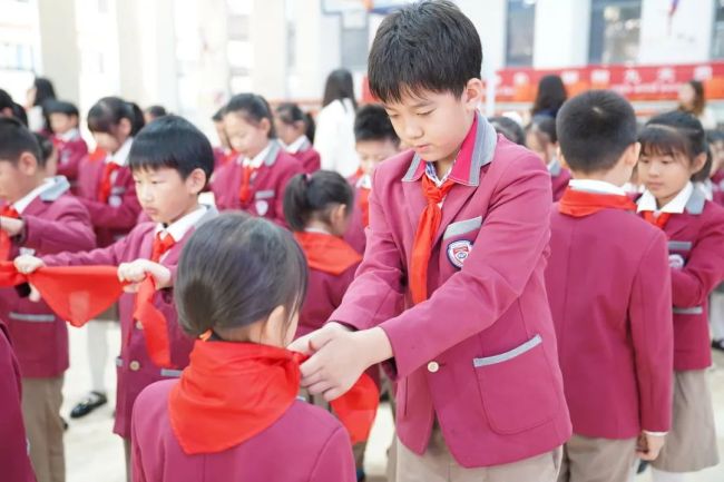 中国少先队72岁生日，济南托马斯学校104名小学生戴上红领巾