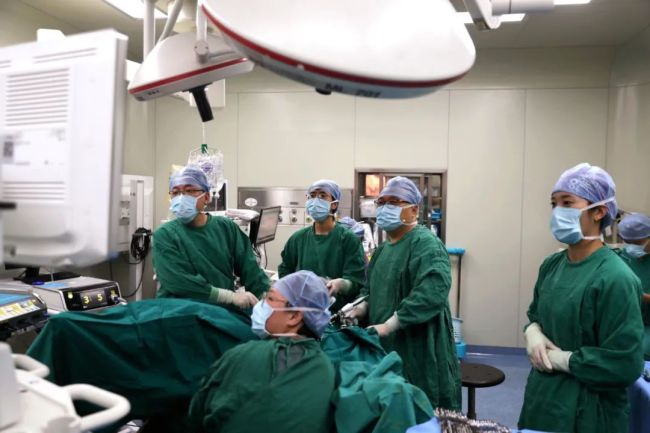 山大二院成功举办“微创外科手术直播周”，在云端呈现了一场气势恢宏的“外科风云”