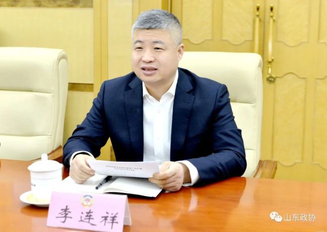 山东省政协委员、律师李连祥带头普法，担起管“闲事”的责任