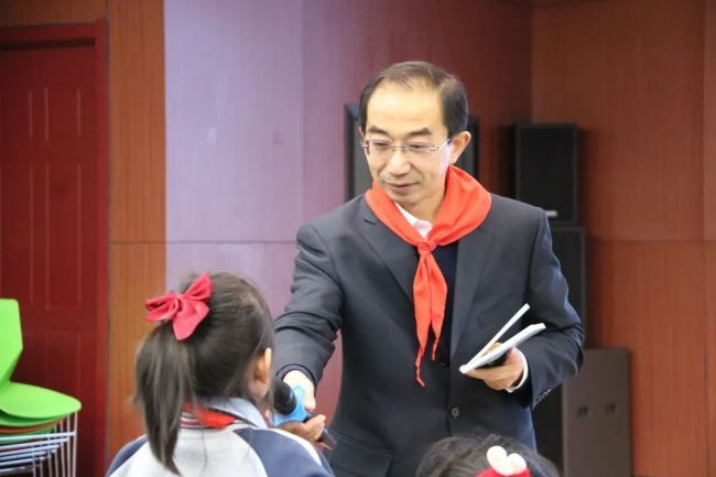 对于问题,鲁冰老师都耐心地一一解答,亲切风趣的语言不时获得同学们的